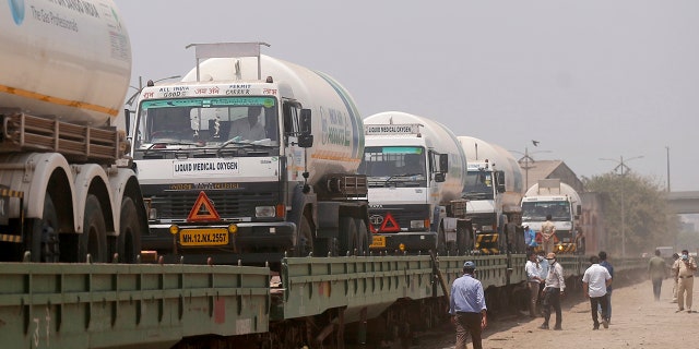 19 de abril de 2021: Se cargan camiones cisterna vacíos en un vagón de tren en el Kalamboli Freight Yard en Navi Mumbai, estado de Maharashtra, India, antes de ser transportados para recolectar oxígeno médico líquido de otros estados. 