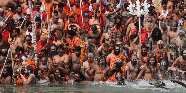 12 de abril de 2021: Hombres santos hindúes desnudos toman baños sagrados en el Ganges durante Kumbh Mela, o festival de jarras, una de las peregrinaciones más sagradas del hinduismo, a Haridwar, estado norteño de Uttarakhand, India. 