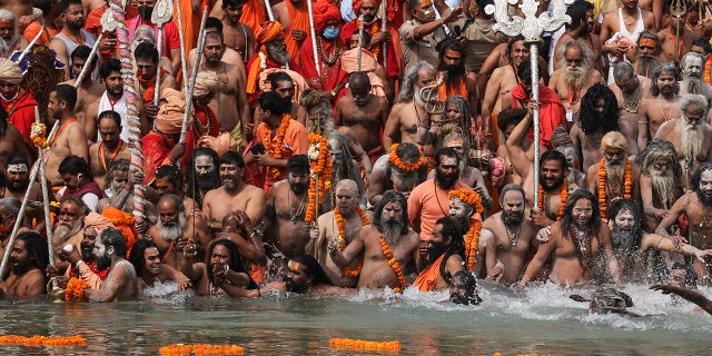 12 de abril de 2021: Hombres santos hindúes desnudos toman baños sagrados en el Ganges durante Kumbh Mela, o festival de jarras, una de las peregrinaciones más sagradas del hinduismo, a Haridwar, estado norteño de Uttarakhand, India. 