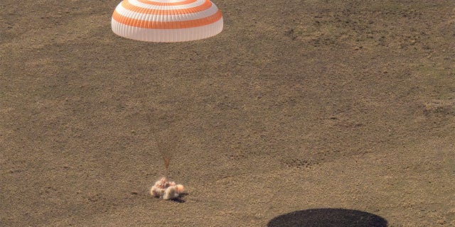 La nave espacial Soyuz MS-17 aterriza en un área remota cerca de la ciudad única de Kazajstán, Kazajstán, con una tripulación de 64 personas de la NASA, Kate Rubins, Sergei Ryzhikov, Sergei Kud-Sverchkov de Roscosmos, 2021.  Sábado 17.  , Rizhikov y Kud-Sverchkov regresaron después de permanecer en el espacio durante 185 días, sirviendo como una expedición de 63-64 personas a la Estación Espacial Internacional.  Foto de NASA / Bill Ingals