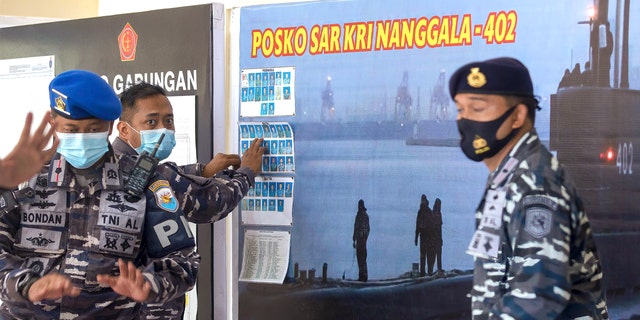 واصل عمال الإنقاذ عمليات البحث الطارئة يوم الجمعة عن الغواصة الإندونيسية التي فقدت قبل يومين ، وتم تزويد طاقمها بأقل من يوم واحد من الأكسجين.