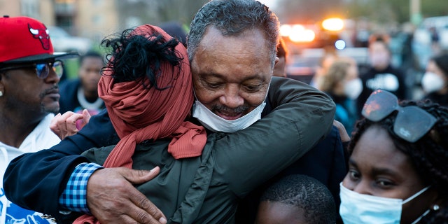 Le révérend Jesse Jackson salue les manifestants lors d'une manifestation le 17 avril 2021 au Brooklyn Center, au Minnesota (Associated Press)