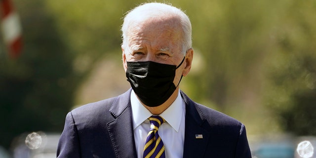 President Biden walks over to speak to members of the media after arriving on the Ellipse on the National Mall after spending the weekend at Camp David, 月曜, 4月 5, 2021, ワシントンで. (AP写真/エヴァン・ヴッチ)