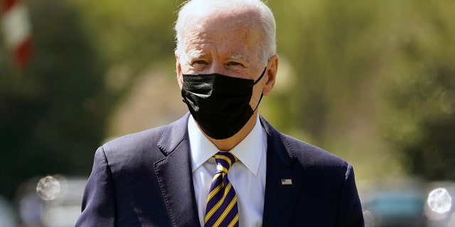 President Biden walks over to speak to members of the media after arriving on the Ellipse on the National Mall after spending the weekend at Camp David, 月曜, 4月 5, 2021, ワシントンで. (AP写真/エヴァン・ヴッチ)