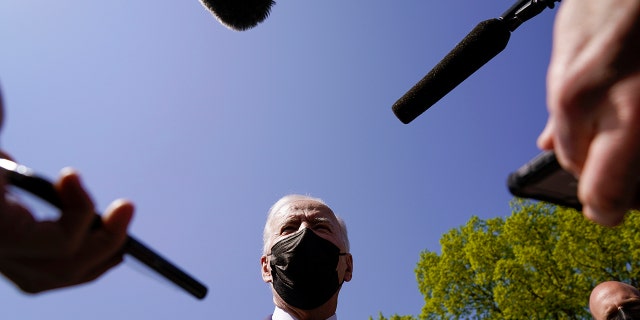 Le président Biden s'adresse aux membres des médias après son arrivée sur l'Ellipse sur le National Mall après avoir passé le week-end à Camp David, le lundi 5 avril 2021, à Washington.  (Photo AP / Evan Vucci)