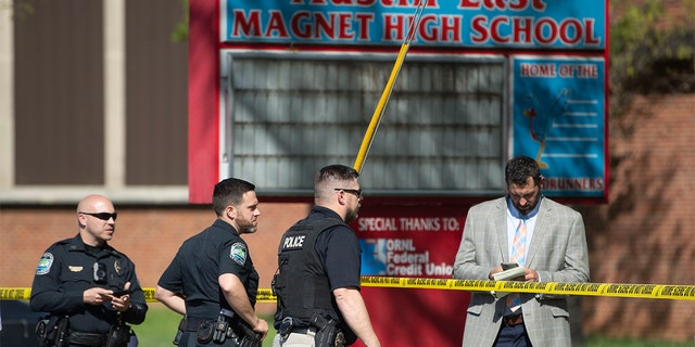 Des agents des forces de l'ordre répondent à une fusillade à Austin-East Magnet High School à Knoxville, au Tennessee, le lundi 12 avril 2021.