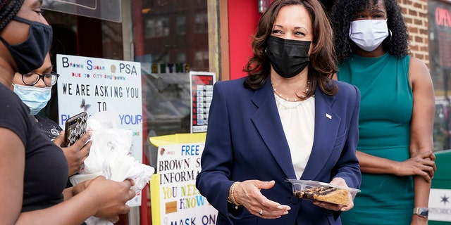 Vice President Kamala Harris makes a stop at Brown Sugar Bakery on Tuesday, April 6, 2021, in Chicago.  (AP Photo / Jacquelyn Martin)