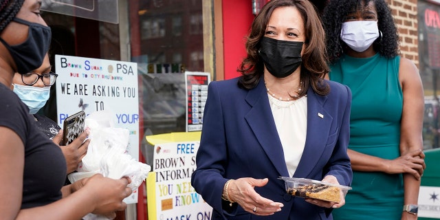 Vice President Kamala Harris makes a stop at Brown Sugar Bakery on Tuesday, April 6, 2021, in Chicago. (AP Photo / Jacquelyn Martin)