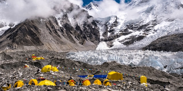 Un guía sherpa nepalí estableció el récord de más escaladas al Monte Everest con 27 6 Campamento base del Monte Everest