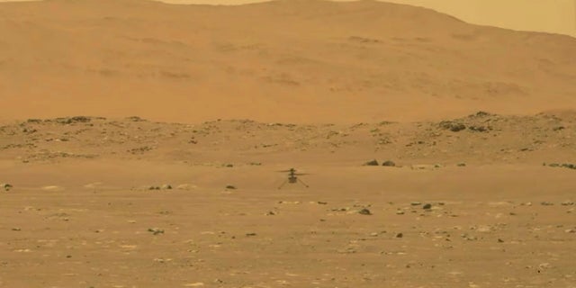 L'hélicoptère expérimental de la NASA sur Mars Ingenuity atterrit lundi à la surface de Mars. (NASA / AP)