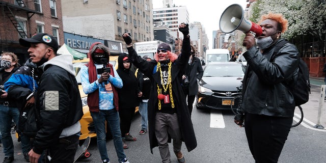 People march through the streets of Manhattan to protest Wright's death. (Spencer Platt/Getty Images)