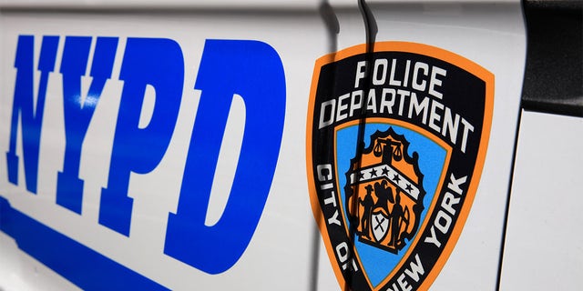 مدينة نيويورك ، الولايات المتحدة الأمريكية - 29 أبريل 2019: شرطة نيويورك (إدارة شرطة نيويورك) توقع بشعار على سيارة دورية للشرطة في مدينة نيويورك.  الولايات المتحدة الأمريكية