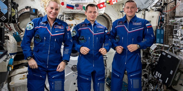 La tripulación de tres miembros de la Expedición 64 de JAXA (Agencia de Inteligencia Aeroespacial Aer Aponia).  De la izquierda está Kate Rubins de la NASA, Sergei Rizhikov de Roscosmos, Sergey Kud-Sverchkov de Roscosmos.