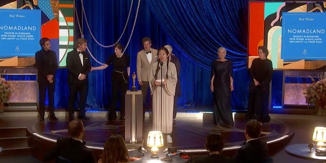 La directora Chloe Haon gana el Oscar a la Mejor Película por País Nómada  (A través de ABC / AMPAS Getty Images)