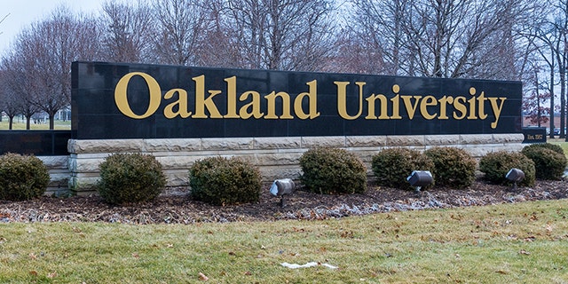 Les collèges qui exigeront une preuve de vaccination pour les étudiants qui souhaitent vivre sur le campus comprennent l'Université d'Oakland au Michigan.