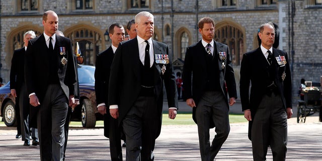 Le duc de Sussex et le duc de Cambridge ont été séparés par leur cousin, Peter Phillips, dans la troisième ligne de la procession familiale vers la chapelle Saint-Georges.