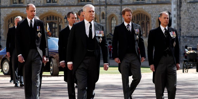 Le duc de Sussex et le duc de Cambridge ont été séparés par leur cousin, Peter Phillips, dans la troisième ligne de la procession familiale vers la chapelle Saint-Georges.