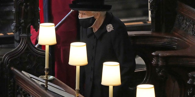 La reine Elizabeth assiste au service funèbre de son défunt mari de 73 ans, le prince Philip. 