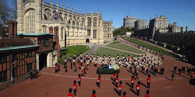 Des membres de la famille royale suivent le cercueil du prince Philip britannique lors des funérailles à l'intérieur du château de Windsor à Windsor, en Angleterre. 