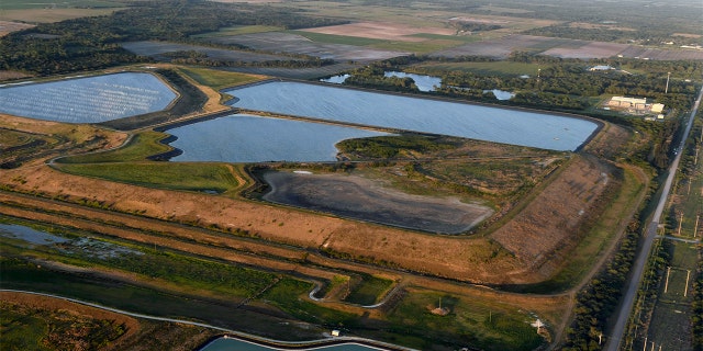 Cette photo montre un réservoir près de l'ancienne mine de phosphate de Piney Point, le samedi 3 avril 2021 à Bradenton, en Floride. éclater un système qui stocke les eaux polluées.  L'étang où la fuite a été découverte se trouve à l'ancienne mine de phosphate de Piney Point, située dans une pile de phosphogypse, un déchet de la fabrication d'engrais radioactif.  (Tiffany Tompkins / The Bradenton Herald via AP)