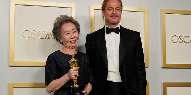 Brad Pitt, à direita, posa com Yuh-Jung Youn, vencedor do prêmio de melhor atriz coadjuvante por "Minari", na sala de imprensa do Oscar no domingo, 25 de abril de 2021, na Union Station, em Los Angeles. 