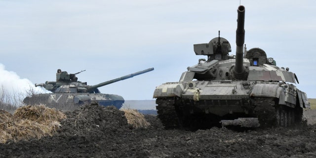 Des chars des forces armées ukrainiennes sont vus lors d'exercices dans un endroit inconnu près de la frontière de la Crimée annexée par la Russie, en Ukraine.  (Reuters / Service de presse, état-major général des forces armées ukrainiennes)