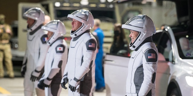 از چپ به راست فضانورد ESA (آژانس فضایی اروپا) توماس پسکه ، فضانورد آژانس هوافضای ژاپن (JAXA) Akihiko Hoshide و فضانوردان ناسا Shane Kimbro و Megan MacArthur هنگام آماده شدن برای ترک Niall Arm. ساختمان 39A در هنگام تمرین لباس قبل از پرتاب ماموریت Crew-2 ، یکشنبه 18 آوریل 2021 ، در مرکز فضایی کندی ناسا در فلوریدا.  عکس: (ناسا / اوبری جمینیانی)