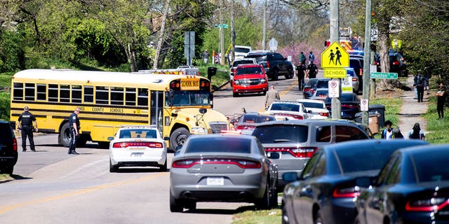 La police répond à une fusillade lundi à Austin-East Magnet High School à Knoxville, Tennessee. 