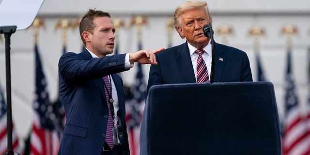 Der frühere Präsident Donald Trump spricht mit dem ehemaligen stellvertretenden Wahlkampfleiter für Präsidentenoperationen Max Miller, der vor seiner Rede vor der Republican National Convention auf dem South Lawn des Weißen Hauses am Donnerstag, 27. August 2020, in Washington zurückgelassen wurde.  Miller kandidiert jetzt für den Kongress gegen den Abgeordneten Anthony Gonzalez, R-Ohio, der für ein Amtsenthebungsverfahren gegen Trump gestimmt hat.  (AP-Foto/Evan Vucci)