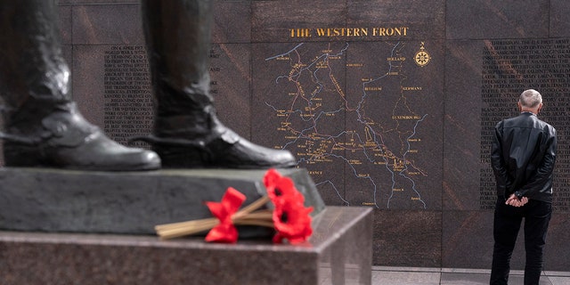 Un homme visite le nouveau mémorial de la Première Guerre mondiale à Washington.  (Presse associée)