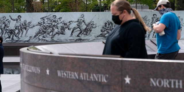 Les gens visitent le nouveau mémorial de la Première Guerre mondiale à Washington.  (Presse associée)
