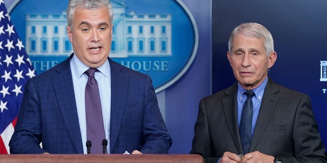 El coordinador de respuesta al COVID-19 de la Casa Blanca, Jeff Zients, a la izquierda, habla junto al Dr. Anthony Fauci, director del Instituto Nacional de Alergias y Enfermedades Infecciosas, durante una rueda de prensa en la Casa Blanca, el martes 13 de abril de 2021, en Washington.  (Foto AP/Patrick Semansky)