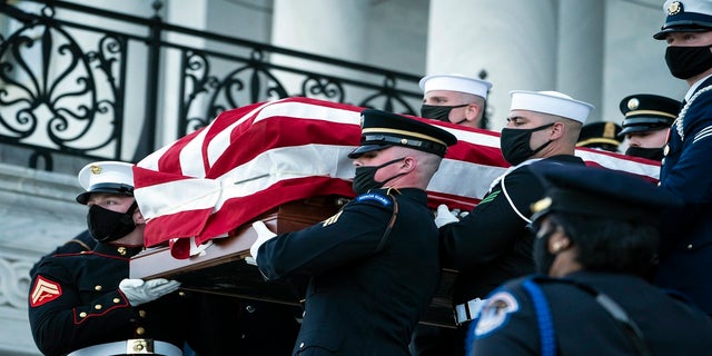 Le cercueil de William, officier de police du Capitole américain tué "Gamelle" Evans est transporté du Capitole par une garde d'honneur des services conjoints Washington mardi.  (AP / Le Washington Post)