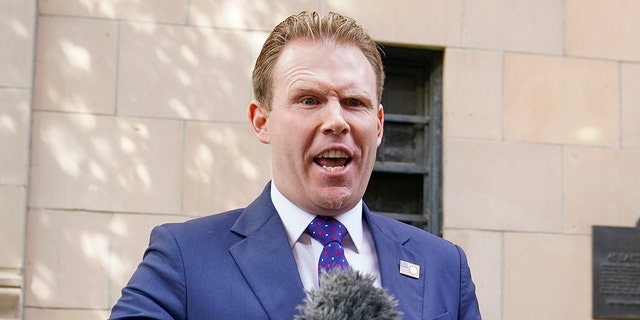 Andrew Giuliani, son of Rudy Giuliani, speaks to reporters outside the building where the former Mayor lives, miércoles, abril 28, 2021, en Nueva York. Federal agents raided Giuliani’s Manhattan home and office, seizing computers and cellphones in a major escalation of the Justice Department’s investigation into the business dealings of former President Donald Trump’s personal lawyer. (Foto AP / Mary Altaffer)