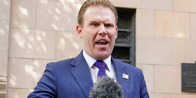 Andrew Giuliani, son of Rudy Giuliani, speaks to reporters outside the building where the former Mayor lives, miércoles, abril 28, 2021, en Nueva York. Federal agents raided Giuliani’s Manhattan home and office, seizing computers and cellphones in a major escalation of the Justice Department’s investigation into the business dealings of former President Donald Trump’s personal lawyer. (Foto AP / Mary Altaffer)