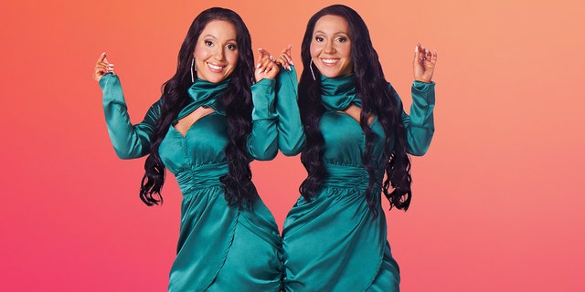 アンナ &アンプ; Lucy pose together as seen on TLC's Extreme Sisters