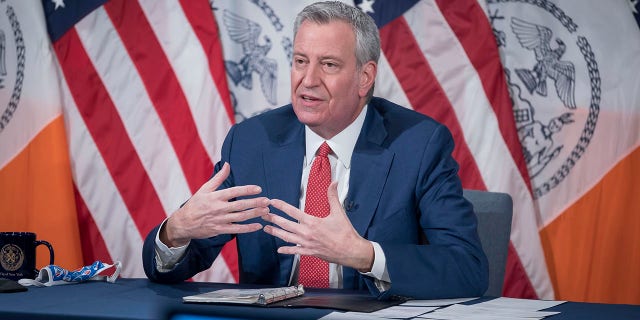 Political consultant Lis Smith compared former NY Mayor Bill de Blasio to an "unshowered" college student.