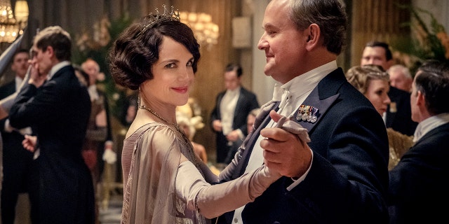 This image released by Focus Features shows Elizabeth McGovern, 剩下, as Lady Grantham and Hugh Bonneville, as Lord Grantham, 在 "Downton Abbey."