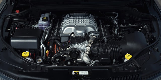Dodge Durango SRT Hellcat은 강력한 6.2L V8 엔진으로 구동됩니다.
