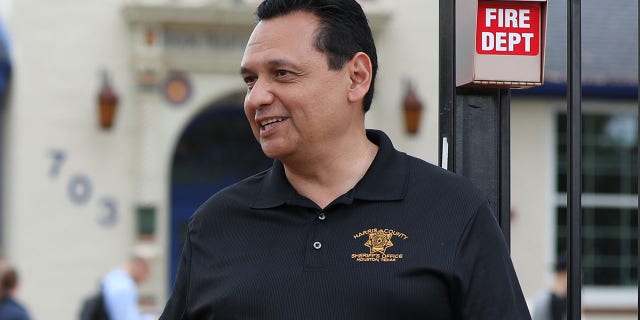 Harris County Sheriff Ed Gonzalez speaks to voters outside a polling station in Field Elementary School in Houston, 텍사스, 우리., 화요일에, 행진 3, 2020.