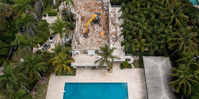 BG Group Demolition crews tear down the Palm Beach home of late financier and sex offender Jeffrey Epstein in Palm Beach, Florida on April 20, 2021. (Greg Lovett-USA TODAY NETWORK)