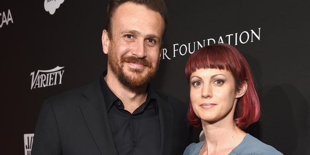 Jason Segel (L) and Alexis Mixter split after 8 一緒に何年も.