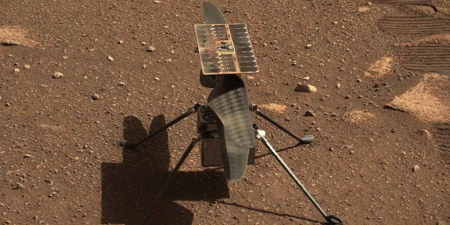 NASA'nın Ingenuity Mars helikopteri, Perseverance gezicisindeki iki çift yakınlaştırma kamerası olan Mastcam-Z tarafından yakın çekimde burada görülüyor.  Bu fotoğraf 5 Nisan, 45. Mars gününde veya görevin Mars gününde çekildi. 