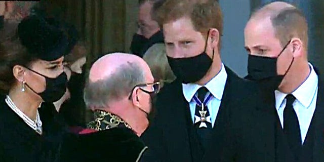 Cette capture d'écran montre le prince Harry et le prince William côte à côte, ainsi que l'épouse de William, Kate Middleton, après le service funèbre de feu le prince Philip à la chapelle Saint-George samedi.