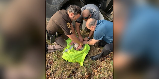 Les députés du Michigan ont retrouvé un bébé abandonné de 4 mois dans les bois mercredi matin après avoir répondu aux informations selon lesquelles une femme désemparée et erratique frappait à des portes dans la région.