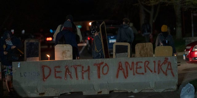 Des membres de la communauté protestent après la mort de Daunte Wright au Brooklyn Center, au Minnesota, le 15 avril 2021. Crédit: Jasper Colt-USA TODAY