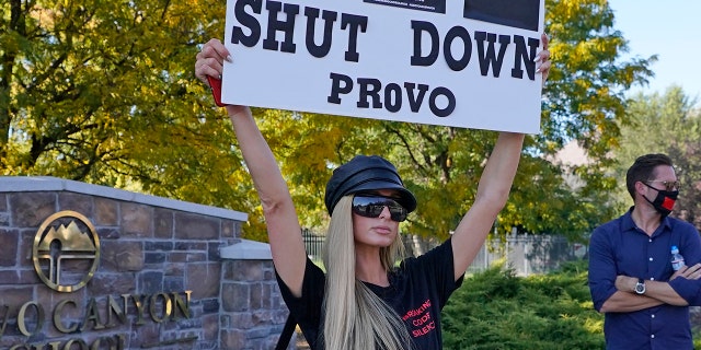 Paris Hilton poses for a photo in front of the Provo Canyon School during a protest Friday, 10 월. 9, 2020, in Provo, 유타. Hilton was in Utah Friday to lead a protest outside a boarding school where she alleges she was abused physically and mentally by staff when she was a teenager. 힐튼, 지금 39, went public with the allegations in a new documentary and wants a school that she says left her with nightmares and insomnia for years to be shut down.