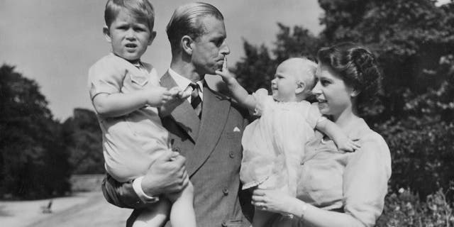 Sur cette photo d'archive d'août 1951, la reine britannique Elizabeth II, puis la princesse Elizabeth, se tient avec son mari, le prince Philip, le duc d'Édimbourg, et leurs enfants, le prince Charles et la princesse Anne, à Clarence House, la résidence londonienne du couple royal.  Le prince Philip est né dans la famille royale grecque, mais a passé presque toute sa vie en tant que pilier de la famille britannique.  Son chemin a été forgé lorsqu'il a épousé l'héritier du trône britannique, et une carrière navale prometteuse a été interrompue lorsque sa femme est soudainement devenue la reine Elizabeth II.  Néanmoins, il entreprit de se forger une place d'époux royal.  Il était un mécène d'organismes de bienfaisance et un partisan de projets pour les jeunes.  Il était marié depuis plus de 73 ans et menait toujours des engagements royaux jusqu'à la fin des années 90.