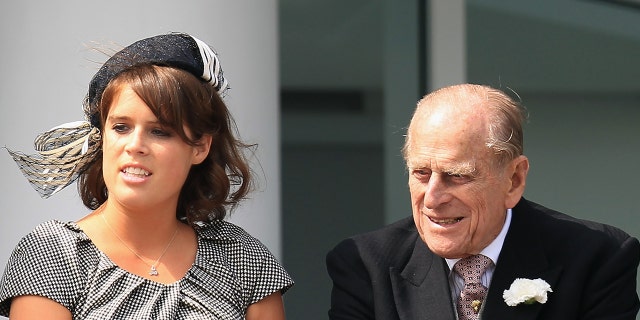 Princess Beatrice of York (L), Princess Eugenie of York (C) and Prince Philip, Duca di Edimburgo (R) watch the action from the royal balcony during the Investec Derby, at the start of the weekend marking the Queen's Diamond Jubilee celebrations, at Epsom Racecourse on June 2, 2012 in Epsom, Inghilterra.