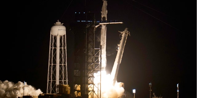 Raketa SpaceX Falcon 9 s vesmírnou kapsulou Kru Dragon vzlietla v piatok 39. apríla 2021 v Kennedyho vesmírnom stredisku v Cape Canaveral na Floride.  (AP Photo / John Roux)